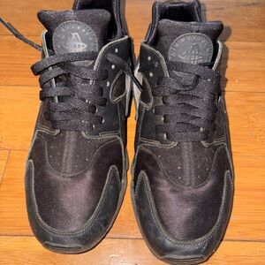 Nike Black Sneakers with Mesh Upper and Cushioned Sole